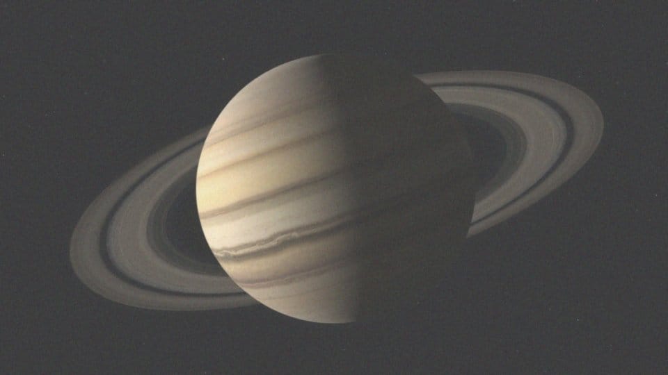 Co wyróżnia Saturna wśród innych planet?