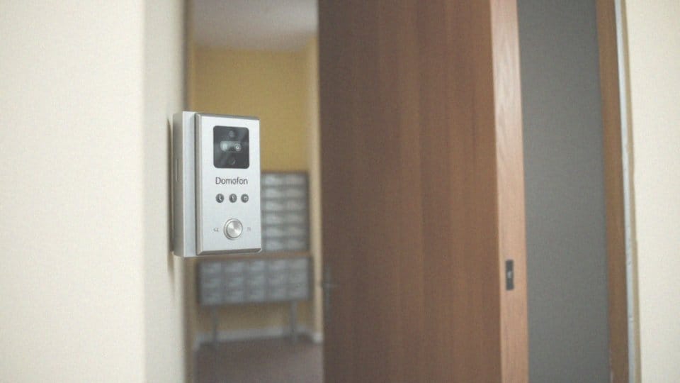 Domofon w bloku spółdzielczym – funkcje, zalety i instalacja