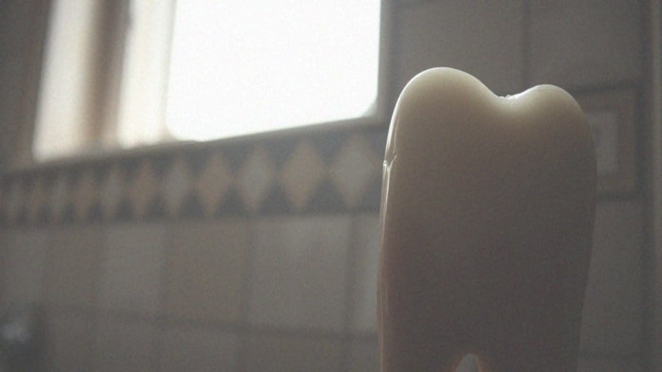 Ucisk w głowie od zęba – przyczyny i sposoby leczenia